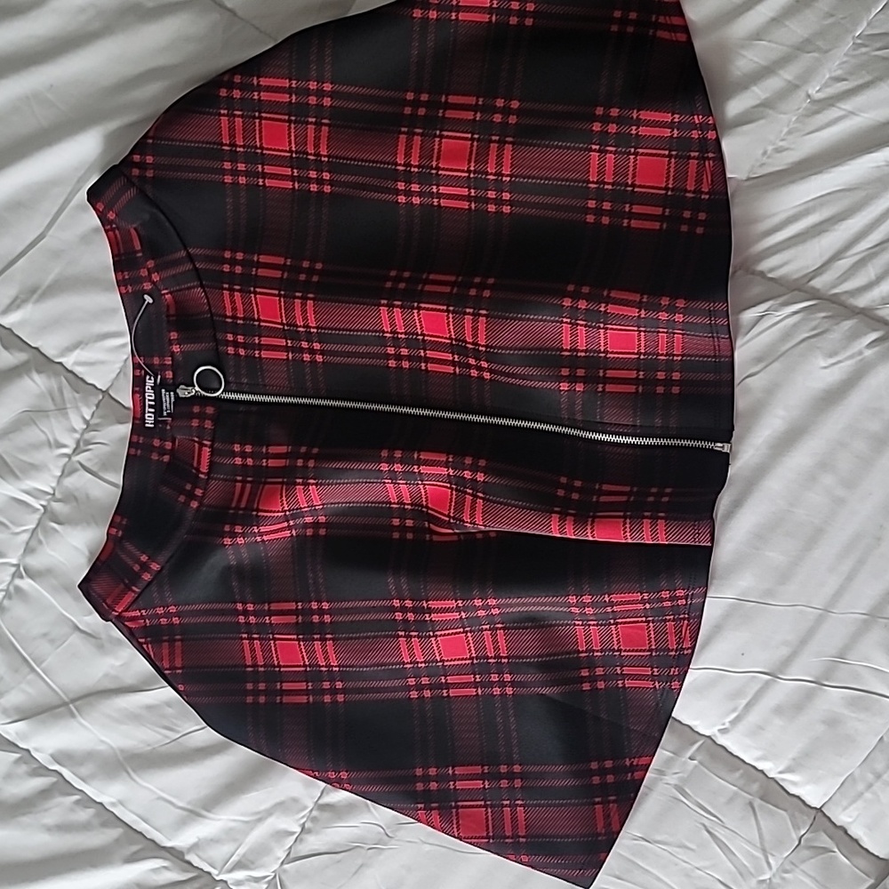 HOT TOPIC red/blk plaid zipper skirt